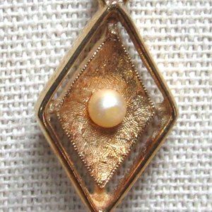 SARAH COVENTRY Vintage Gold Tone Necklace Debutante Faux Pearl Gold Drop Pendant